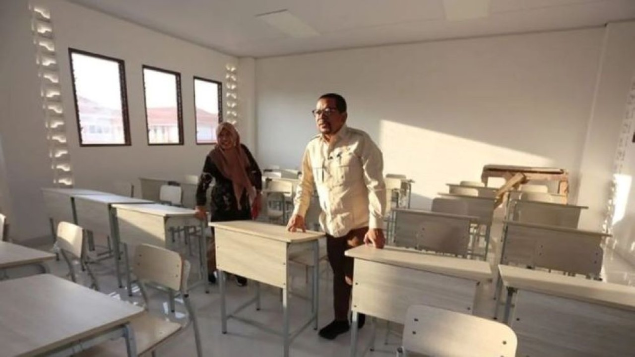Kepala Badan Komunikasi Pemerintah Muhammad Qodari (kanan) bersama Kepala Sekolah Rakyat Terintegrasi 2 Kota Surabaya Prapti Wardani (kiri) meninjau ruang kelas di Sekolah Rakyat Terintegrasi 2 Kota Surabaya, Jawa Timur, Selasa, 28 Juli 2026.