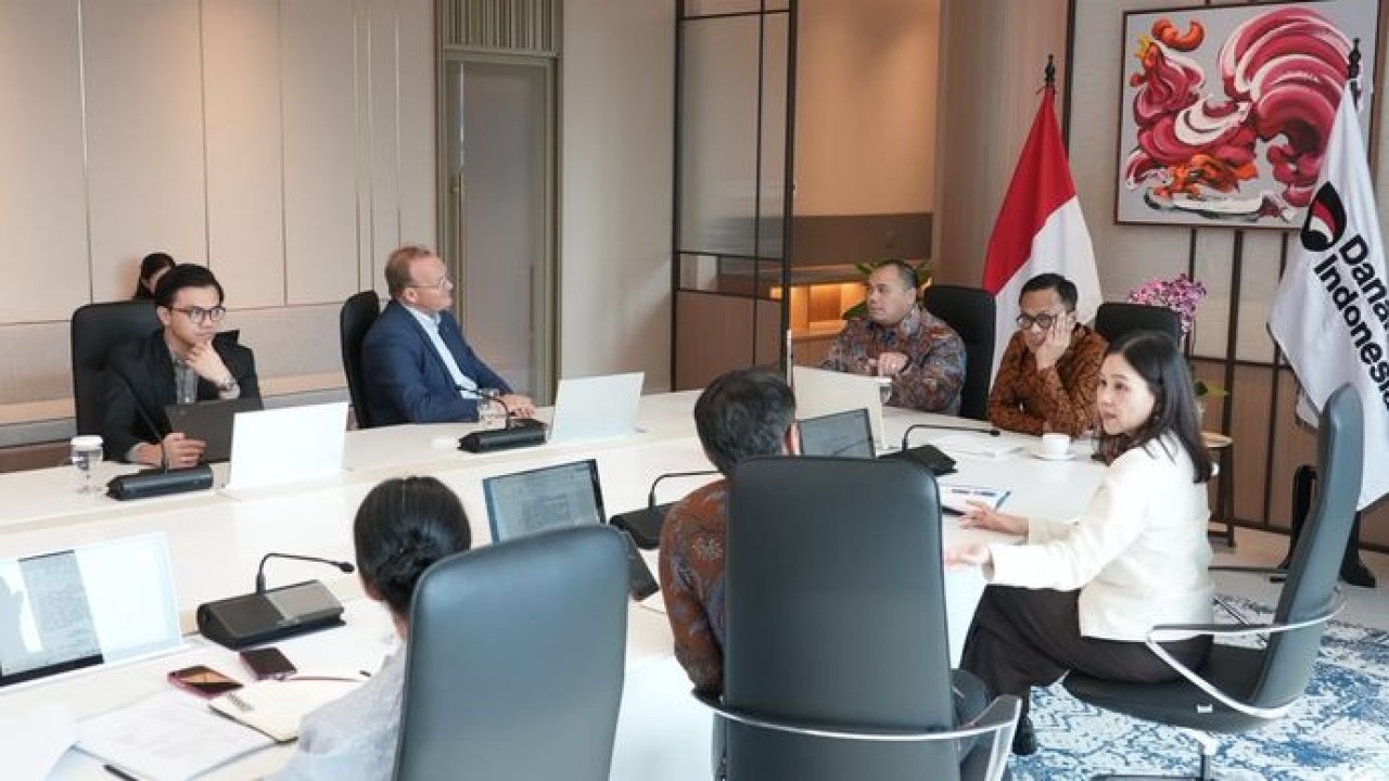 Kepala BP BUMN sekaligus COO Danantara, Dony Oskaria, memimpin rapat bersama Chief Investment Officer (CIO) Danantara, Pandu Sjahrir, serta jajaran Managing Director dan Board of Directors (BoD) Danantara untuk membahas kesiapan pengembangan PFII.