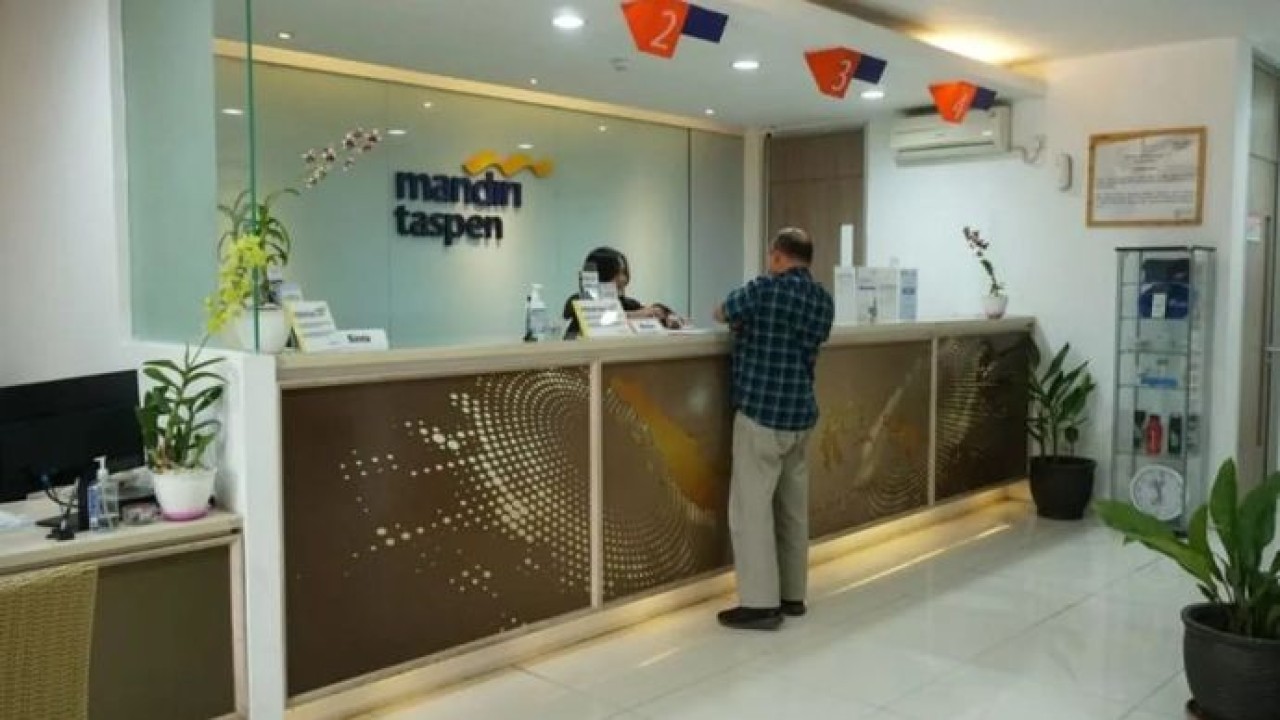 Nasabah mengakses layanan di Kantor Bank Mandiri Taspen. (Antara)