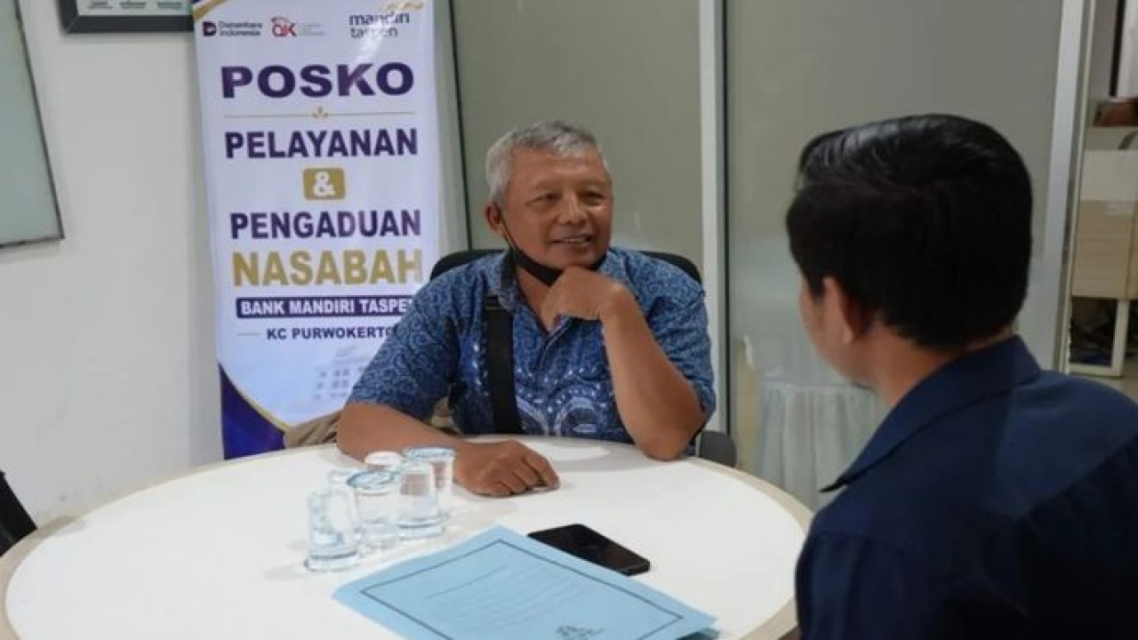 Ilustrasi - Salah seorang nasabah pensiunan mendatangi Posko Pengaduan di Bank Mandiri Taspen Kantor Cabang Purwokerto, Kabupaten Banyumas, Jawa Tengah, beberapa waktu lalu. (Antara)