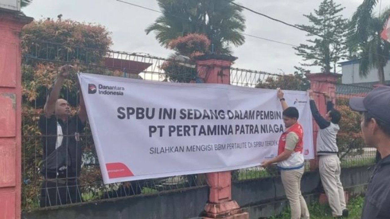Petugas Pertamina Patra Niaga bersama Disperindag Mimika memasang spanduk pembinaan depan pagar SPBU SP2 Jalan Cenderawasih Timika, Papua Tengah, Kamis, 09 Juli 2026. Selama 14 hari, SPBU tersebut dilarang menjual produk BBM subsidi jenis Pertalite. (Antara)