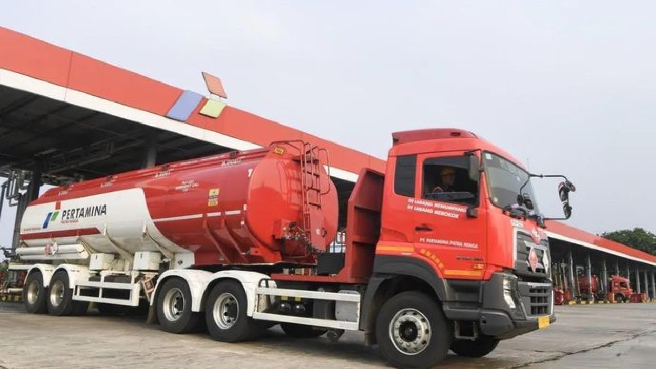 Petugas mengoperasikan truk pengangkut bahan bakar minyak (BBM) di Integrated Terminal Jakarta (ITJ), Plumpang, Jakarta Utara, Senin (22/6/2026). Pemerintah melalui PT Pertamina Patra Niaga memastikan ketersediaan BBM jenis Pertalite berada dalam kondisi aman dan mencukupi untuk memenuhi kebutuhan masyarakat guna menghadapi kemungkinan meningkatnya kebutuhan Pertalite di beberapa daerah (Antara)
