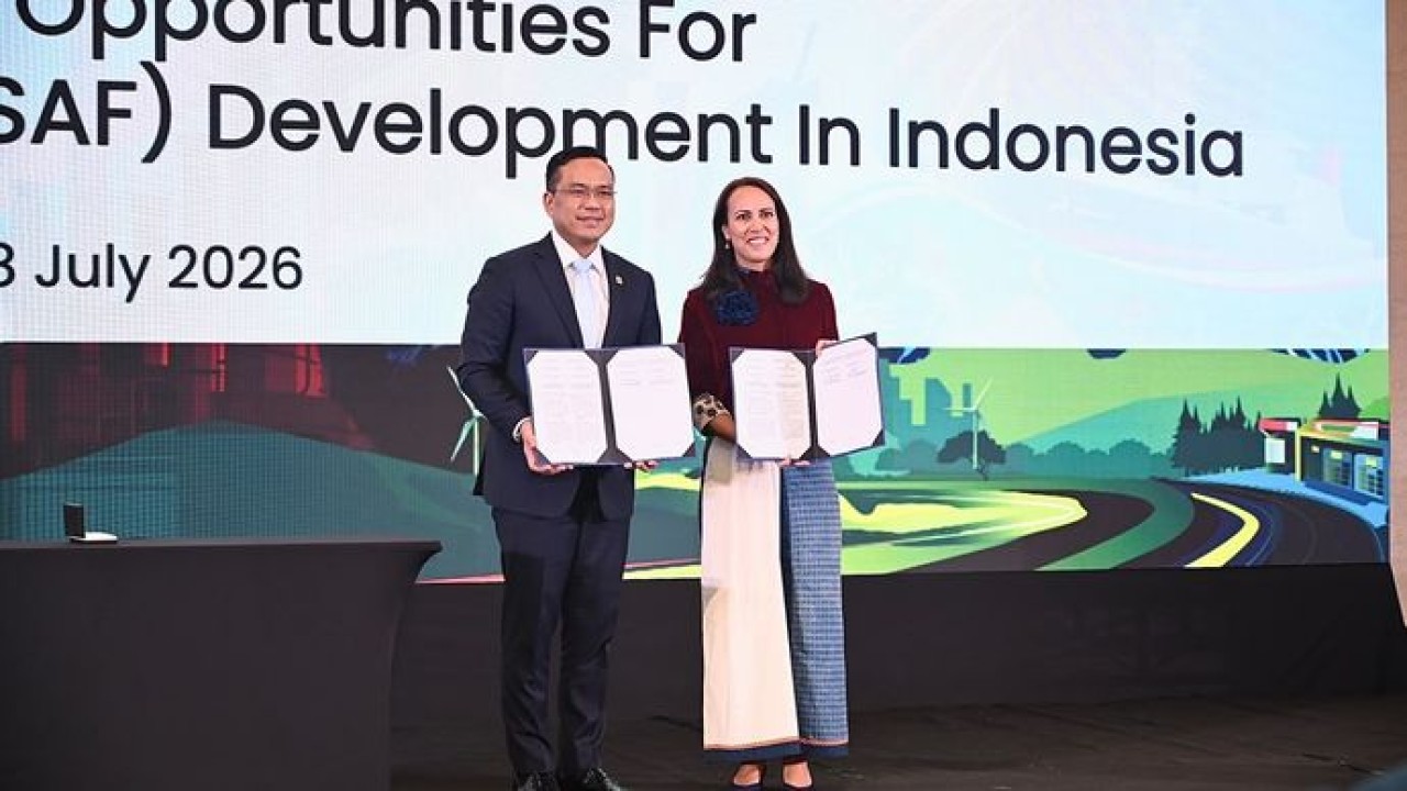 Direktur Utama PT Pertamina (Persero), Simon Aloysius Mantiri bersama Indra Duivenvoorde Managing Director, Boeing Indonesia melakukan penandatangan saat acara Penandatanganan Nota Kesepahaman antara PT Pertamina (Persero) dan Boeing yang diselenggarakan Jakarta pada Rabu (8/7/2026). (Pertamina)