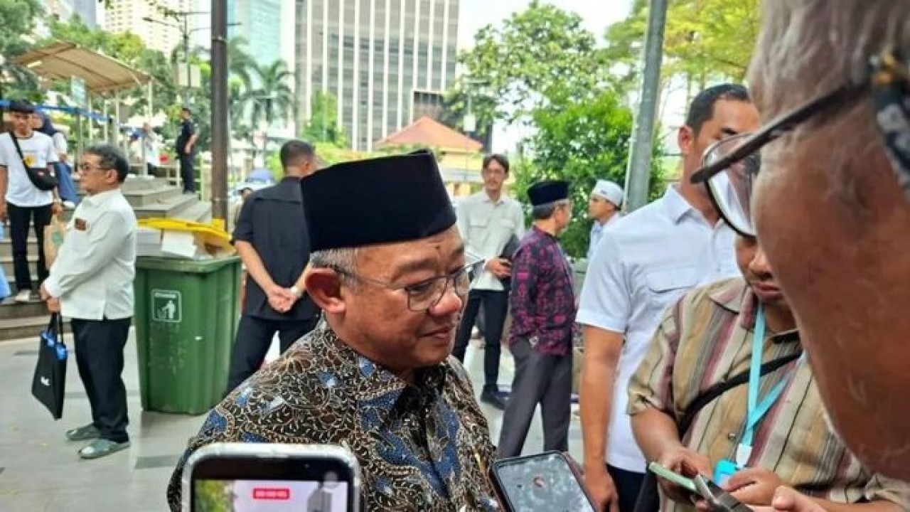 Menteri Pendidikan Dasar dan Menengah (Mendikdasmen) Abdul Mu'ti melakukan tanya jawab dengan media usai menghadiri kegiatan Tausiah Muharam 1448 H di Masjid Baitut Tholibin Kemendikdasmen Senayan, Jakarta Pusat pada Senin, 6 Juli 2026 (Antara)