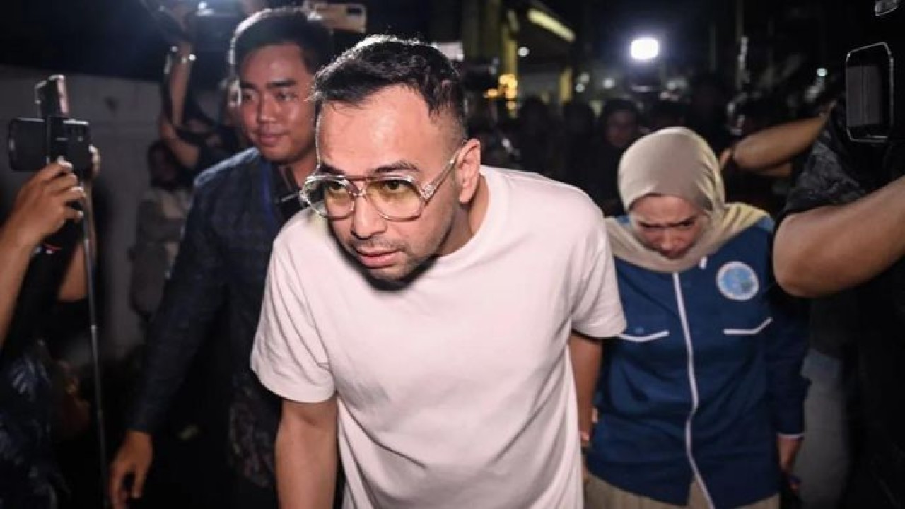 Arsip - Artis Raffi Ahmad melayat ke rumah duka penyanyi Oxavia Aldiano atau Vidi Aldiano di Jalan Kecapi, CIlandak, Jakarta, Sabtu, 7 Maret 2026. Penyanyi dan penulis lagu Vidi Aldiano wafat di usia 35 tahun usai berjuang melawan kanker ginjal sejak 2019. (Antara)