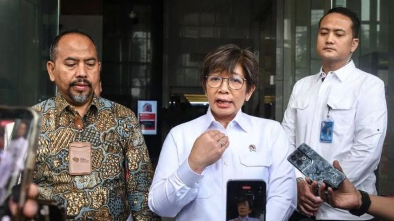 Wakil Kepala Badan Gizi Nasional Agustina Arumsari (tengah) dan Deputi Bidang Pencegahan dan Monitoring KPK Aminudin (kiri) menyampaikan keterangan usai melakukan audiensi di Gedung Merah Putih KPK, Jakarta, Selasa, 7 Juli 2026. (Foto: Antara)