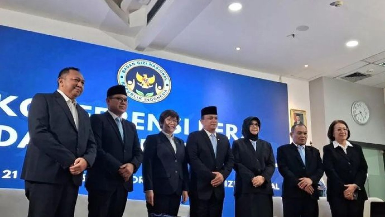 Dari kiri ke kanan: Ketut Sumedana selaku Deputi bidang Pemantauan dan Pengawasan BGN; Mariman Darto selaku Deputi Bidang Promosi dan Kerja Sama BGN; Wakil Kepala BGN Agustina Arumsari; Wakil Kepala BGN Trenggono; Lili Familia selaku Sekretaris Utama BGN; Zainuri selaku Deputi bidang Penyediaan dan Penyaluran BGN; dr. Prima Yosephine Berliana Tumiur Hutapea selaku Deputi Bidang Sistem dan Tata Kelola BGN dalam konferensi pers di Gedung BGN, Kebon Sirih, Jakarta Pusat (Antara)