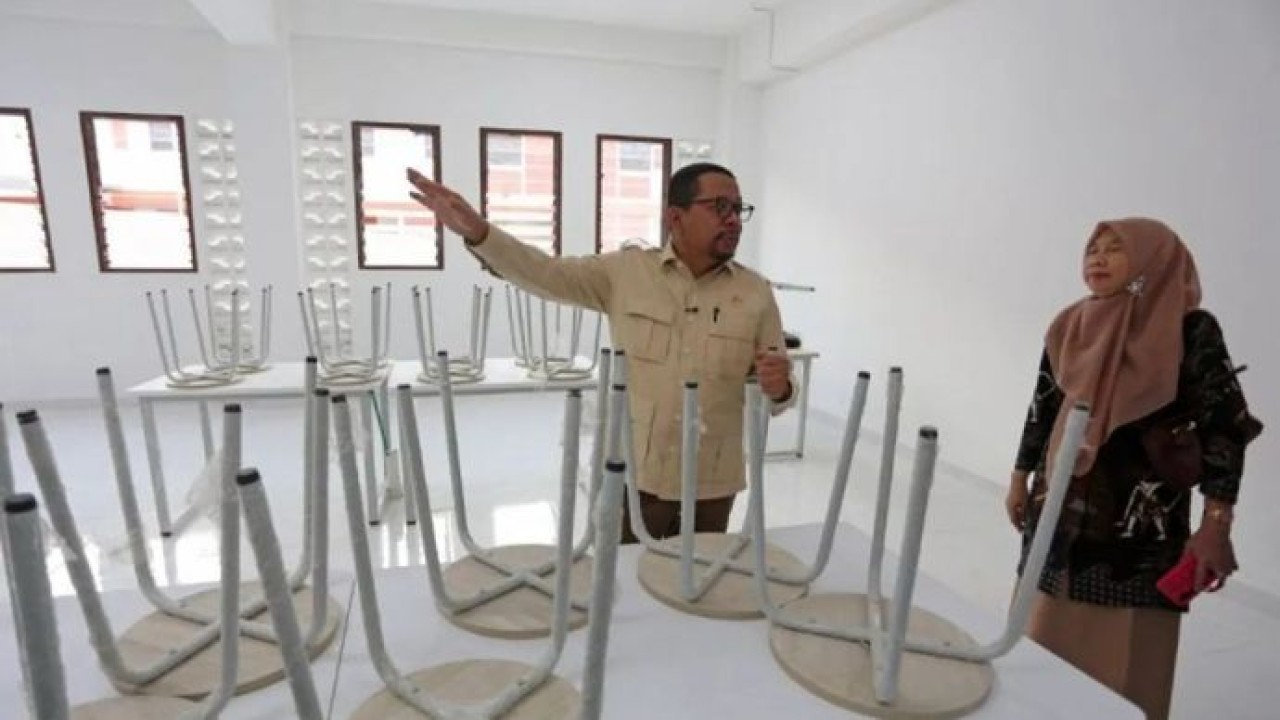 Kepala Badan Komunikasi Pemerintah Muhammad Qodari (kiri) bersama Kepala Sekolah Rakyat Terintegrasi 2 Kota Surabaya Prapti Wardani (kanan) melihat ruang laboratorium saat meninjau Sekolah Rakyat Terintegrasi 2 Kota Surabaya, Jawa Timur, Selasa, 28 Juli 2026. (Antara)
