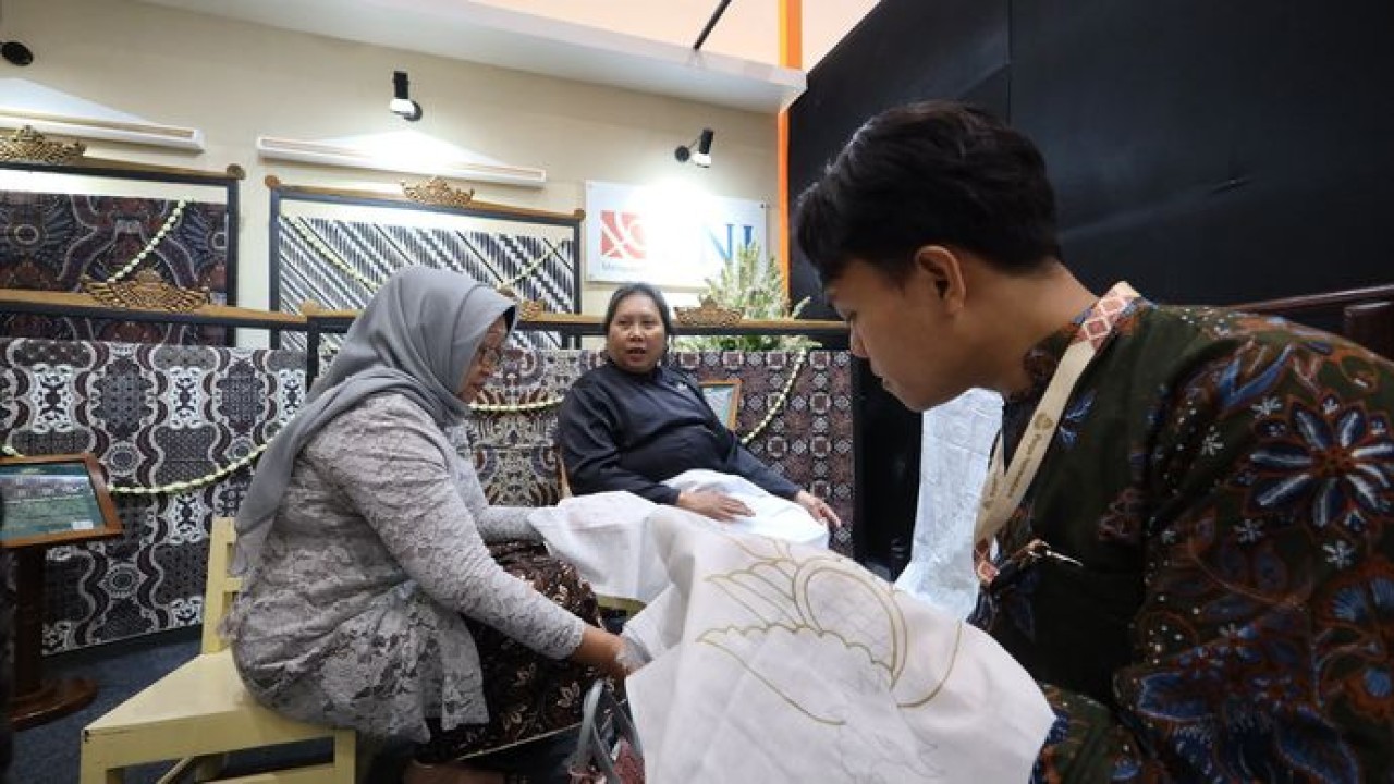 Pengunjung mengamati proses pembuatan batik yang ditampilkan mitra binaan BNI dalam pameran Puspa Nuswantara 2026 di Jakarta Convention Center, Jakarta, Rabu, 9 Juli 2026