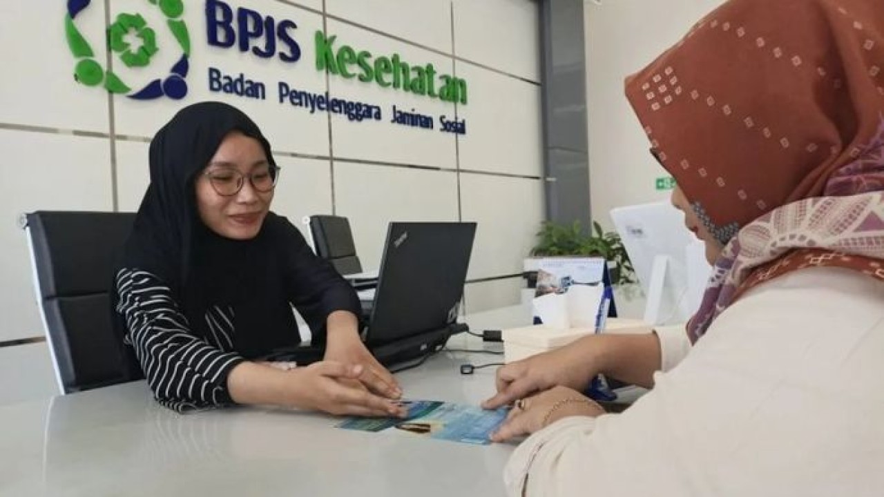 Arsip - Warga saat mengurus layanan di kantor BPJS Kesehatan , Tulungagung, Jumat, 19 Juni 2026. Hingga saat ini, dari total 1.092 badan usaha yang terdata, sebanyak 416 badan usaha telah mendaftarkan pekerjanya sebagai peserta JKN. (Antara)