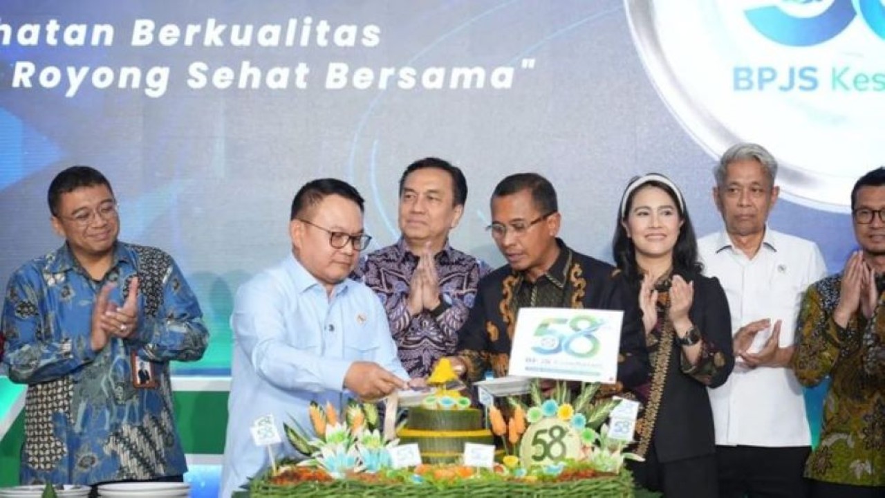 Direktur Utama BPJS Kesehatan Prihati Pujowaskito (keempat kanan) dan Kepala Staf Kepresidenan Dudung Abdurachman (kedua kiri) dalam Hari Ulang Tahun ke-58 BPJS Kesehatan di Jakarta (Antara)