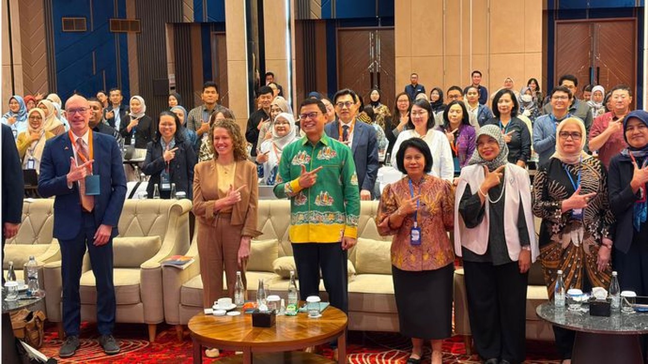 Amanda Cowley, J.D. EVP United States Pharmacopeia, Programs, Regional Operations and Strategy, Chief Growth Officer dan Kepala BPOM Taruna Ikrar (NTV Dedi)