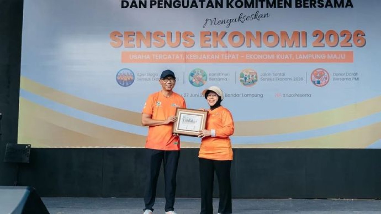 Kepala Badan Pusat Statistik (BPS) Amalia Adininggar Widyasanti dan Gubernur Lampung Rahmat Mirzani Djausal (Antara)