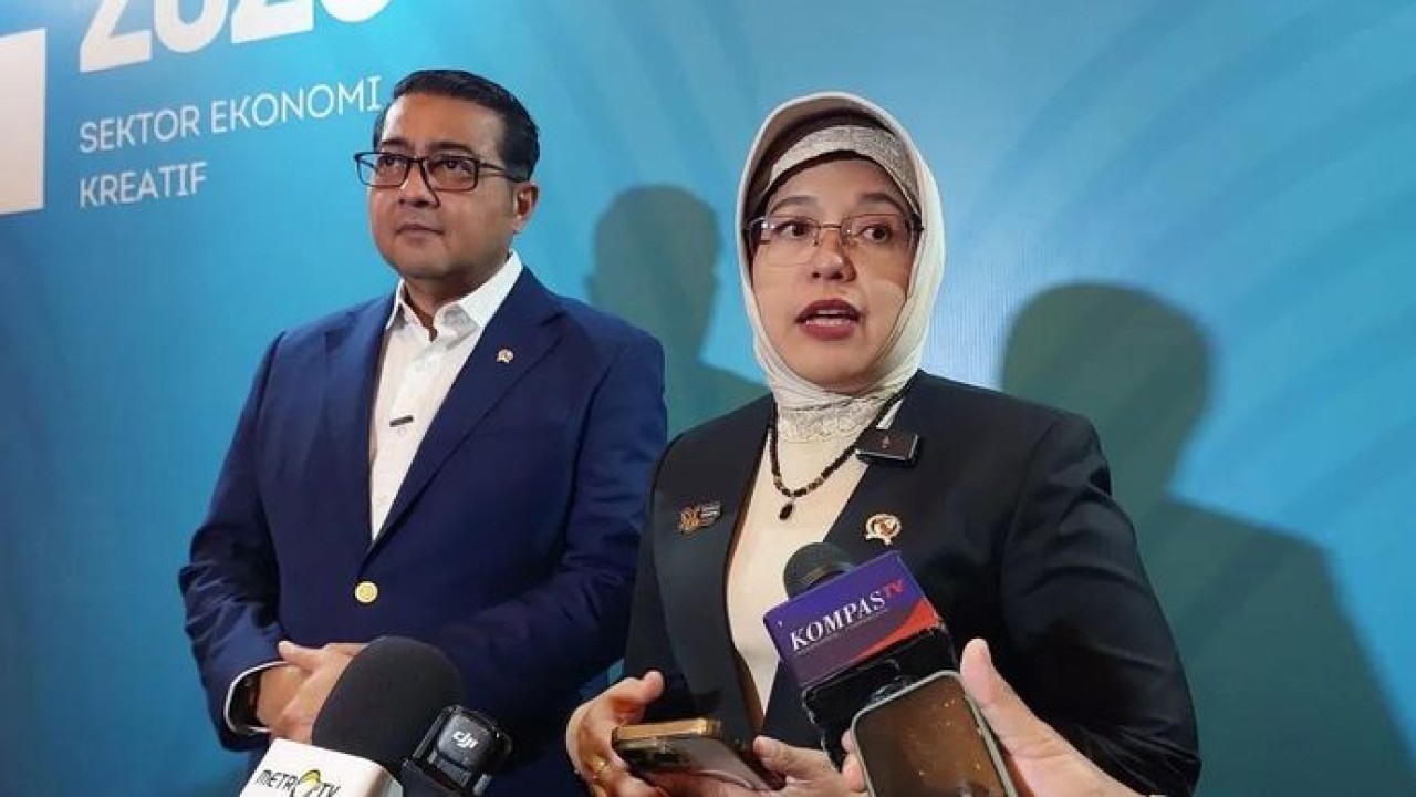Kepala Badan Pusat Statistik (BPS) Amalia Adininggar Widyasanti (kanan) bersama Menteri Ekonomi Kreatif Teuku Riefky Harsya saat ditemui awak media di acara konferensi pers Sensus Ekonomi 2026 Sektor Ekonomi Kreatif di Jakarta, Senin, 29 Juni 2026. (Antara)