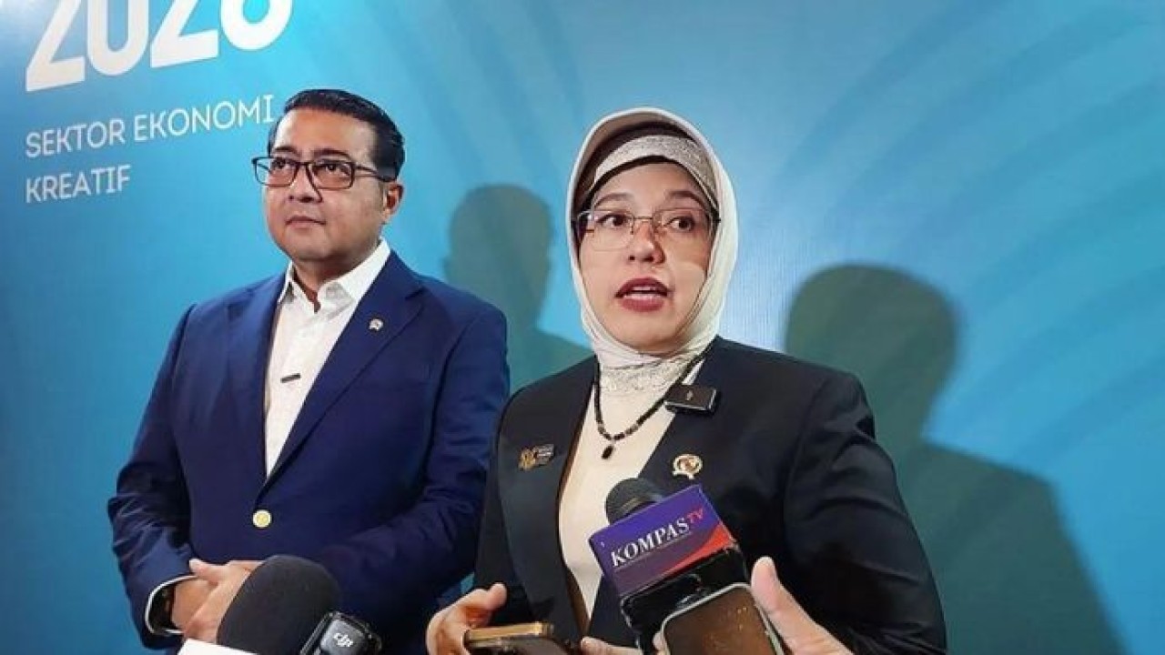 Kepala Badan Pusat Statistik (BPS) Amalia Adininggar Widyasanti (kanan) bersama Menteri Ekonomi Kreatif Teuku Riefky Harsya saat ditemui awak media di acara konferensi pers Sensus Ekonomi 2026 Sektor Ekonomi Kreatif di Jakarta, Senin, 29 Juni 2026 (Antara)