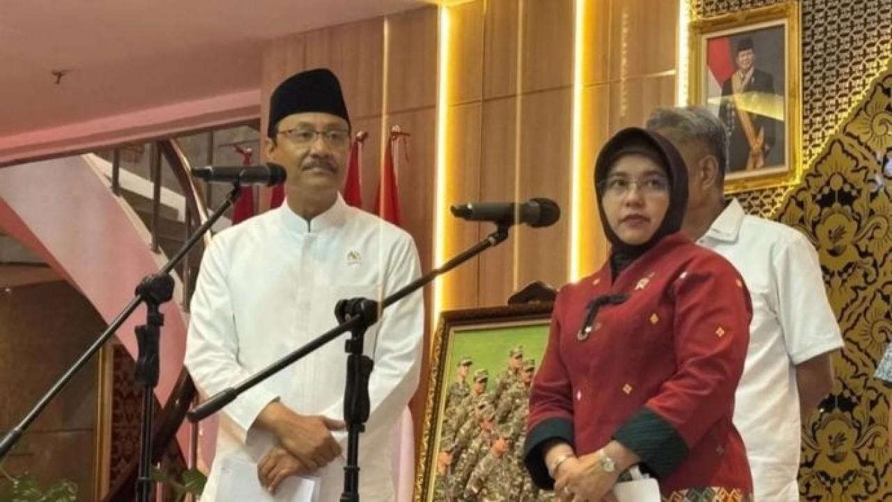 Kepala Badan Pusat Statistik (BPS) Amalia Adininggar bersama Menteri Sosial Saifullah Yusuf memberikan keterangan selepas pertemuan terbatas di Kantor Kementerian Sosial, Salemba, Jakarta, Rabu, 8 Juli 2026. (Antara)