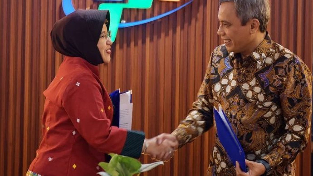 Direktur Utama BTN Nixon L.P. Napitupulu berjabat tangan dengan Kepala BPS Amalia Adininggar Widyasanti usai penandatanganan nota kesepahaman (MoU) mengenai penyediaan data dan/atau informasi statistik di Jakarta, Rabu, 8 Juli 2026 (Antara)