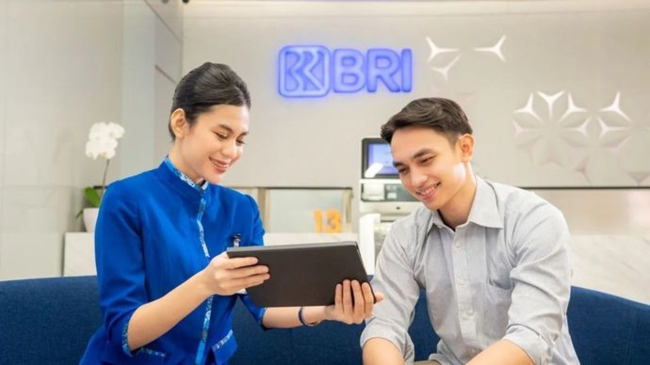 Ilustrasi - Customer Service Officer BRI sedang melayani nasabah. (Antara)