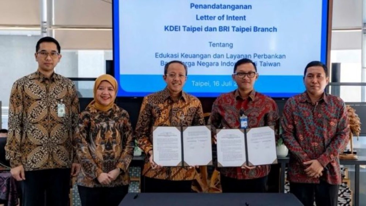 General Manager BRI Taipei Branch Andik Kurniawan dan Kepala KDEI Taipei Arif Sulistiyo menunjukkan lembar Letter of Intent yang ditandatangani kedua belah pihak yang disaksikan oleh Direktur Treasury & International Banking BRI Farida Thamrin dan Senior Executive Vice President (SEVP) Internal Audit BRI Yulianto Setiawan di Taipei, Taiwan, Kamis, 16 Juli 2026. (Antara)
