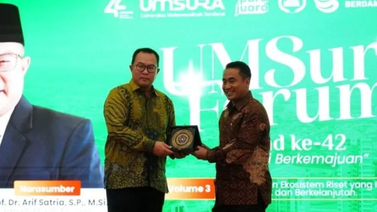 Rektor Universitas Muhammadiyah Surabaya (Umsura) Prof Mundakir (kanan) memberikan cendera mata kepada Kepala Badan Riset dan Inovasi Nasional (BRIN) Prof Arif Satria di sela-sela kunjungan ke kampus setempat, Sabtu, 4 Juli 2026 (Antara)