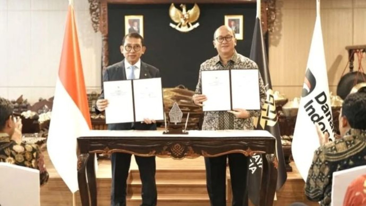 Menteri Kebudayaan Fadli Zon bersama Kepala Badan Pelaksana BPI Danantara Rosan Perkasa Roeslani melakukan penandatanganan Nota Kesepahaman (MoU) bertajuk (Antara)