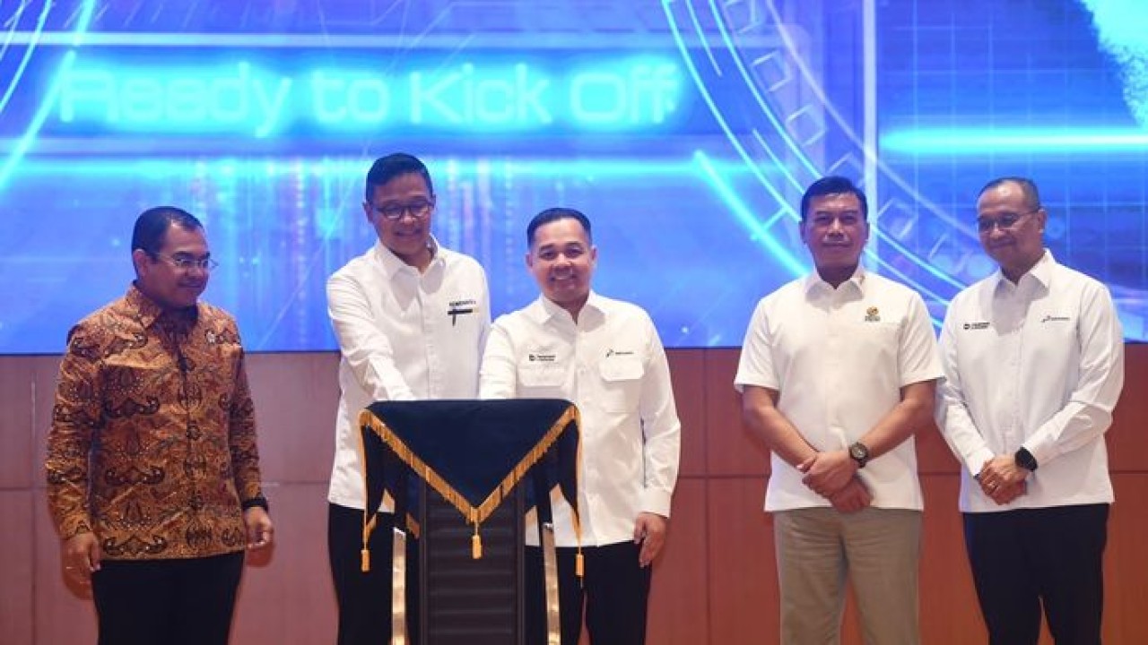 (Tengah) Direktur Jenderal Pajak Kementerian Keuangan Bimo Wijayanto bersama Direktur Keuangan PT Pertamina (Persero) Mega Satria, didampingi Inspektur Jenderal Kementerian ESDM Yudhiawan, Wakil Kepala BP BUMN Tedi Bharata, serta Direktur Transformasi dan Keberlanjutan Bisnis PT Pertamina (Persero) Agung Wicaksono berfoto bersama usai Kick Off Uji Coba Program Co-operative Compliance melalui Penerapan Tax Control Framework dan Integrasi Data Perpajakan di Gedung Direktorat Jenderal Pajak, Jakarta, Senin (13/7/2026). (Pertamina)