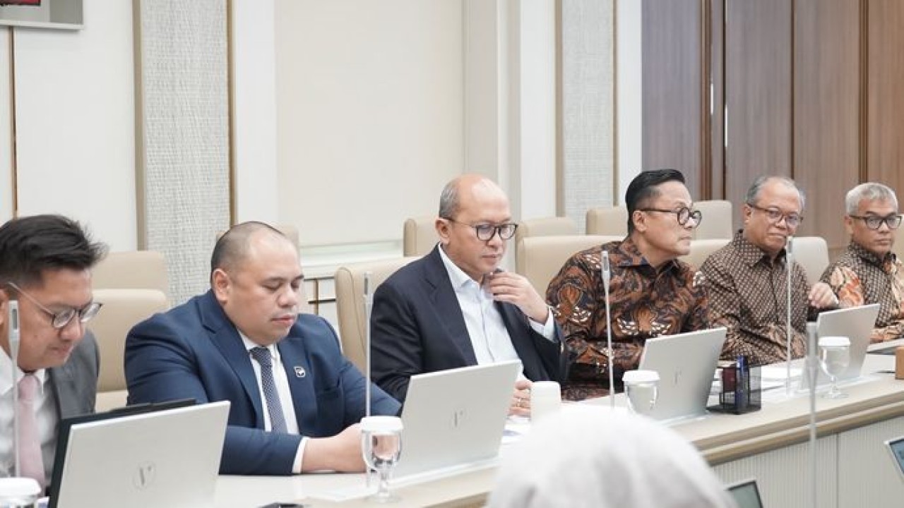 CEO Danantara sekaligus Menteri Investasi dan Hilirisasi/Kepala BKPM Rosan Roeslani, COO Danantara sekaligus Kepala BP BUMN Dony Oskaria, serta CIO Danantara Pandu Sjahrir.