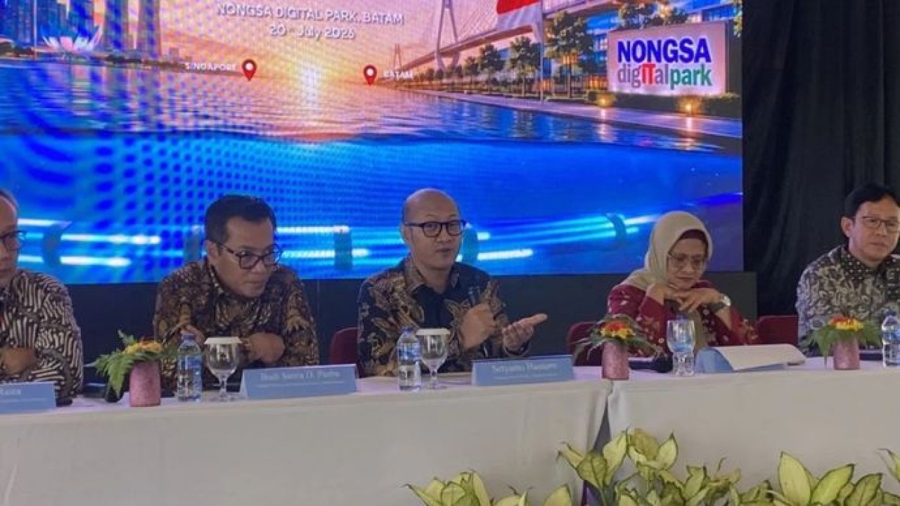 Konferensi Pers terkait landing ceremony Nongsa Changi Cable (NCC) Batam-Singapura yang dipimpin oleh Managing Director Business Danantara Indonesia Setyanto Hantoro (tengah) di Batam, Kepri, Senin, 20 Juli 2026. (Antara)