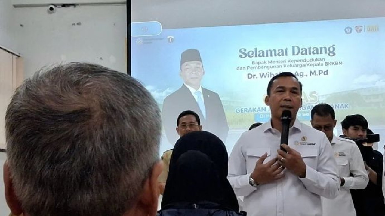 Mendukbangga/Kepala BKKBN Wihaji saat meninjau Gerakan Ayah Mengantar Anak di Hari Pertama Sekolah (Gamas) di SLB Negeri 2 Jakarta, Senin, 13 Juli 2026. (Antara)
