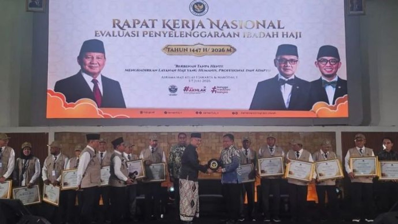Menteri Haji dan Umrah Mochamad Irfan Yusuf memberikan penghargaan untuk Polri dalam Rapat Kerja Nasional Evaluasi, di Jakarta (Antara)