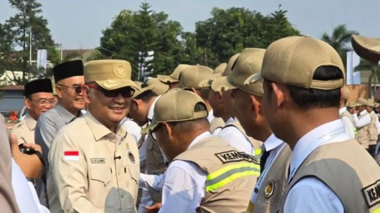 Menteri Haji dan Umrah Mochamad Irfan Yusuf menyalami peserta Rakernas Evaluasi Penyelenggaraan Ibadah Haji di Asrama Haji Pondok Gede, Jakarta, Sabtu, 4 Juli 2026 (Antara)