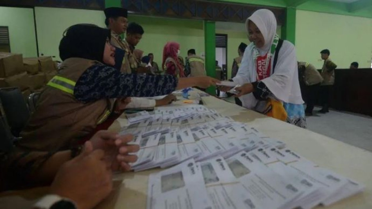 Petugas membagikan uang saku kepada calon haji asal Kabupaten Tegal di Asrama Haji Donohudan, Boyolali, Jawa Tengah, Selasa, 21 April 2026. Jamaah calon haji menerima uang saku dari pemerintah melalui Badan Pengelola Keuangan Haji (BPKH) sebesar Riyal Arab Saudi SAR 750 atau setara sekitar Rp3,4 juta per orang untuk kebutuhan biaya hidup jamaah selama di Tanah Suci (Antara)