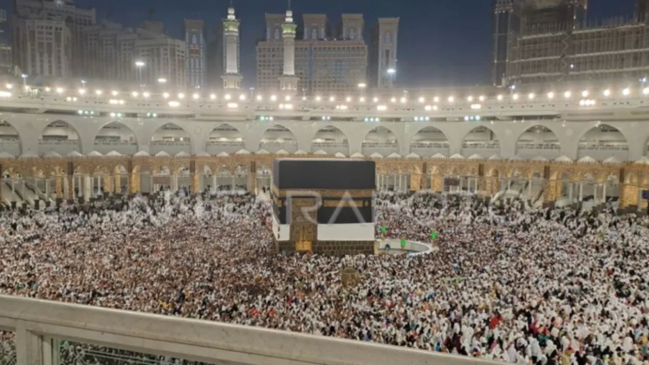Arsip - Ilustrasi -Jamaah calon haji melakukan tawaf atau memutari Ka'bah seusai sholat subuh di Masjidil Haram, Mekah, Arab Saudi, Selasa (13/6/2023). (Antara)