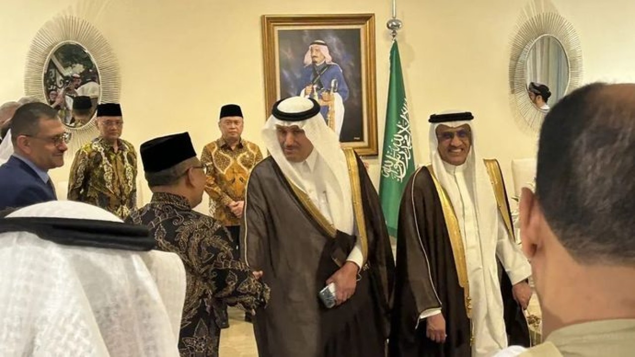 Suasana saat Menteri Transportasi dan Layanan Logistik Arab Saudi, Saleh bin Nasser Al-Jasser (dua kanan) menyapa para tamu undangan yang disaksikan oleh Menteri Haji dan Umrah Republik Indonesia Mochamad Irfan Yusuf dan Menteri Perhubungan Indonesia Dudy Purwagandhi di kediamaan Duta Besar Arab Saudi untuk Indonesia di Jakarta, Senin, 13 Juli 2026 (Antara)