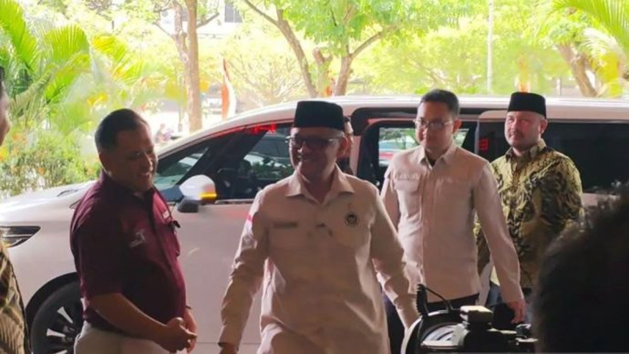 Menteri Haji dan Umrah (Menhaj) Mochamad Irfan Yusuf saat menghadiri rapat evaluasi penyelenggaraan ibadah haji 1447 Hijriah/2026 Masehi di Sorong, Jumat, 17 Juli 2026 (Antara)