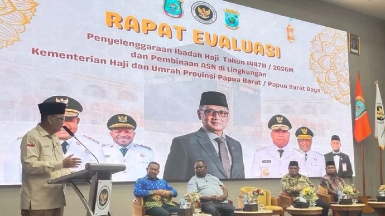 Menteri Haji dan Umrah RI Mochamad Irfan Yusuf saat memberikan sambutan pada rapat evaluasi pemberangkatan dan pemulangan jamaah haji 1447 Hijriah/2026 Masehi yang berlangsung di Kota Sorong, Jumat, 17 Juli 2026. (Antara)