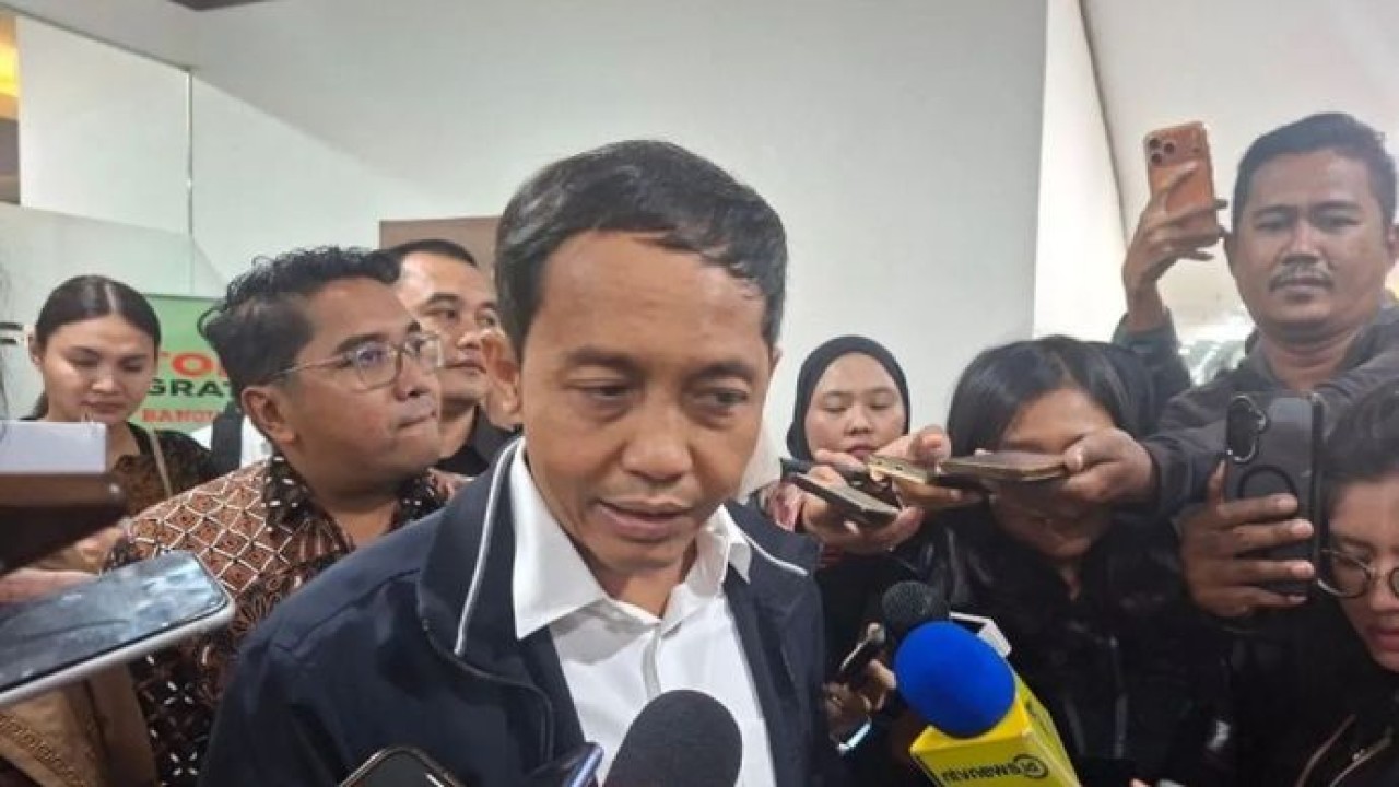 Menteri Kehutanan (Menhut) Raja Juli Antoni menjawab pertanyaan dari awak media, di Jakarta, Kamis, 2 Juli 2026. (Antara)
