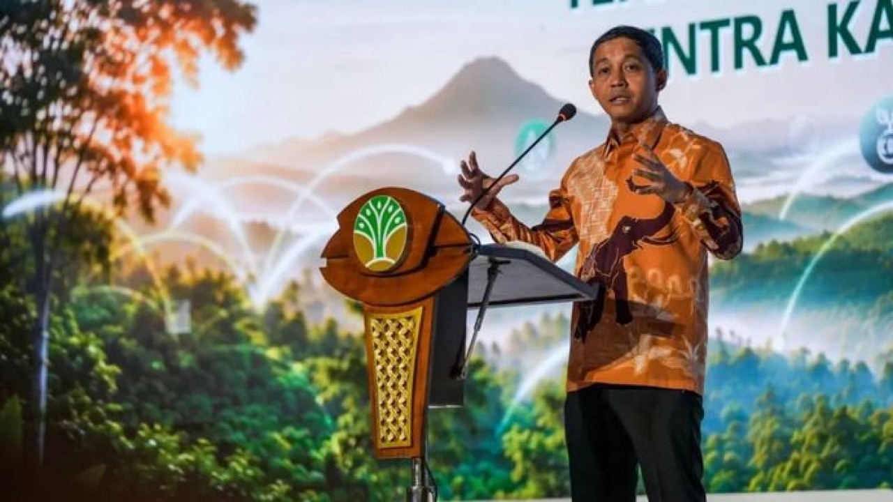 Menteri Kehutanan (Menhut) Raja Juli Antoni dalam acara Persetujuan Menteri Kehutanan tentang penerbitan unit karbon melalui skema Non Sertifikat Pengurangan Emisi Gas Rumah Kaca (Non SPE-GRK) di Jakarta (Antara)