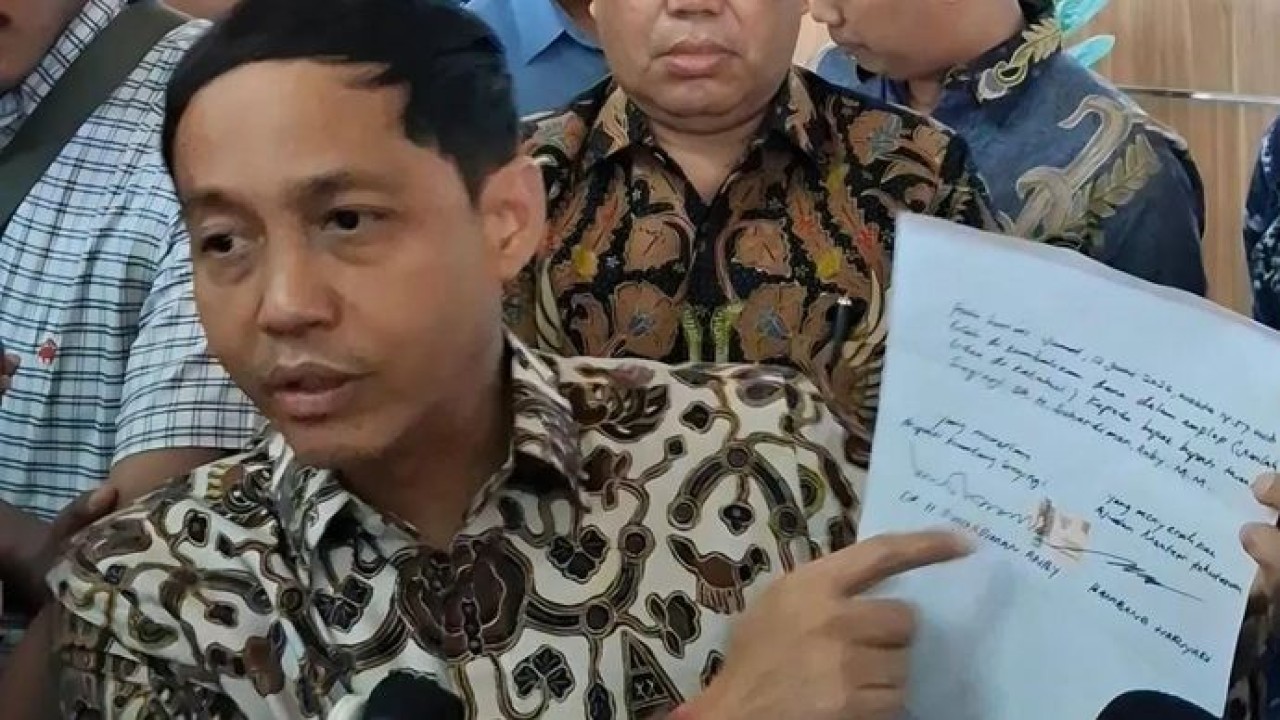 Menteri Kehutanan (Menhut) Raja Juli Antoni menunjukkan tanda terima dan notulensi penyerahan amplop putih miliki Bupati Kuansing Suhardiman Amby yang telah ditandatangani di atas materai kepada media pada konferensi pers di Jakarta, Jumat, 3 Juni 2026 (Antara)