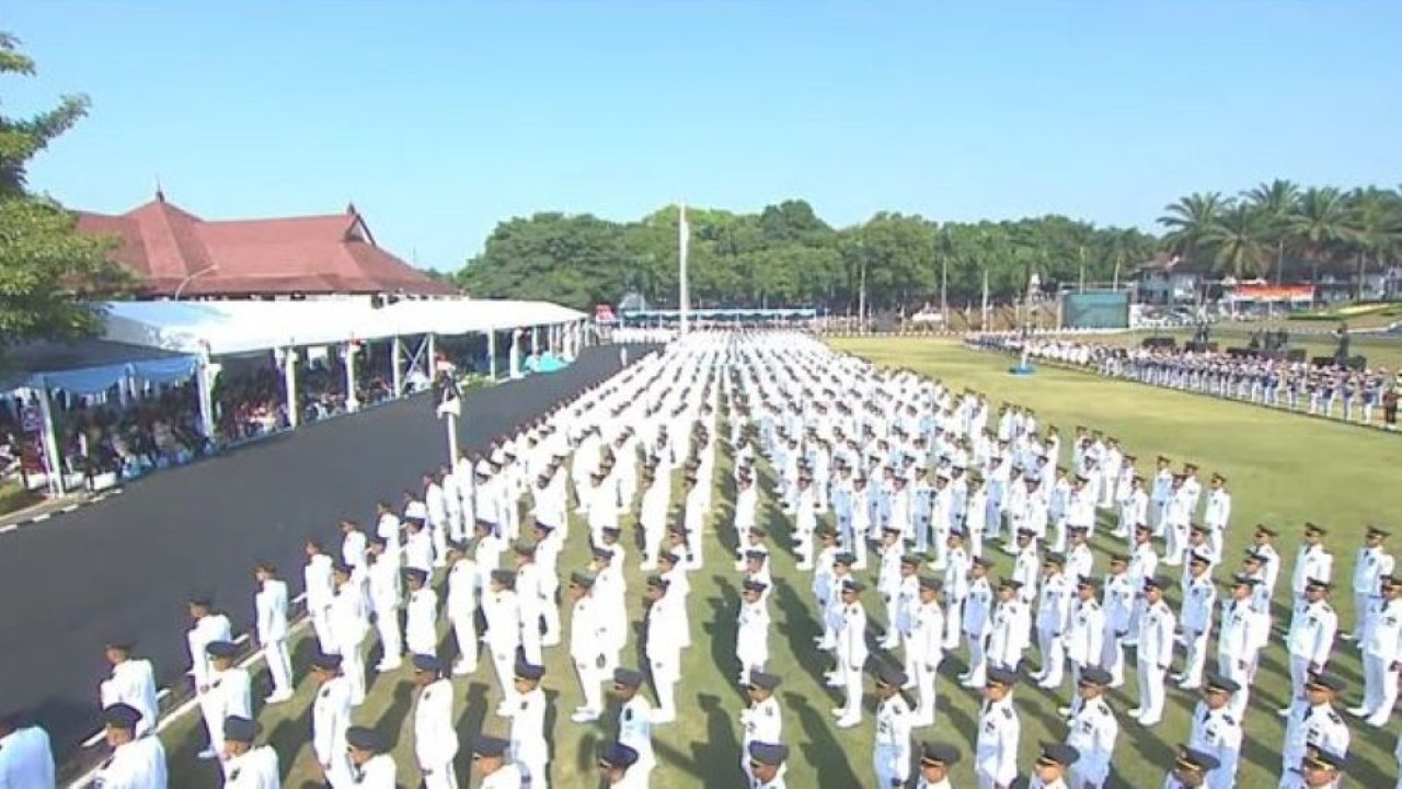Presiden Prabowo Subianto melantik 1.204 pamong praja muda Institut Pemerintahan Dalam Negeri (IPDN), di Kampus IPDN. (Foto: Istimewa)