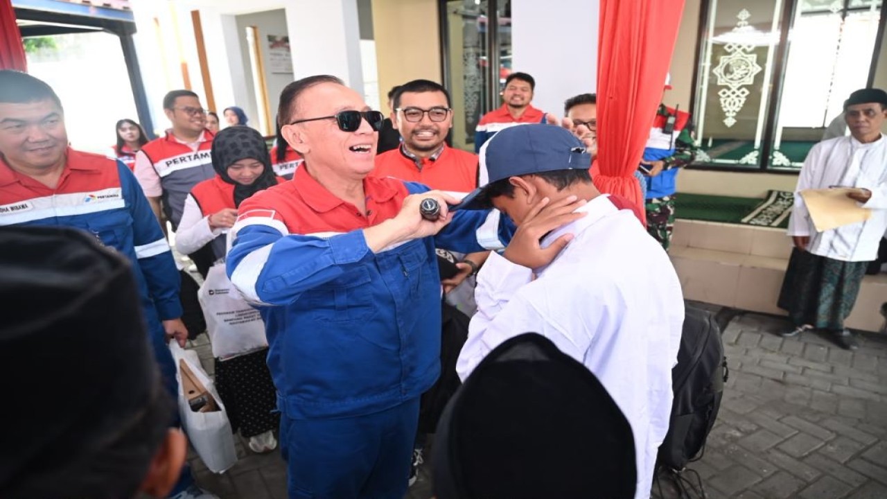 Pertamina mewujudkan kepedulian sosial dengan menyerahkan 200 paket bantuan pendidikan yang terdiri dari paket seragam, sepatu dan perlengkapan sekolah, serta santunan berupa uang tunai kepada siswa tingkat SD dan SMP. (Istimewa)