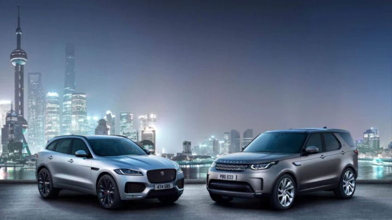 Dua model Jaguar Land Rover buatan China. (Foto: Sina via Carscoops)