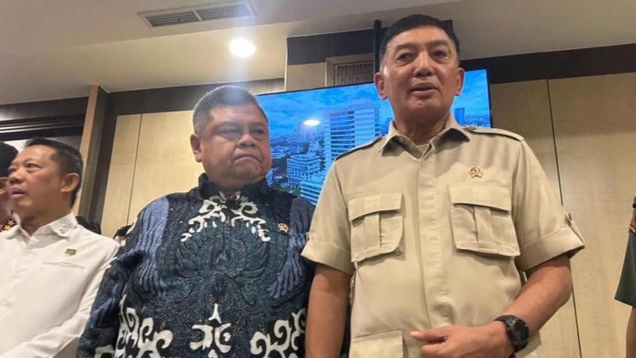 Arsip - Ketua Pengarah Satgas PKH yang juga Menteri Pertahanan Sjafrie Sjamsoeddin (kanan) di Gedung Kejagung, Jakarta, Rabu, 26 Maret 2025 (Antara)