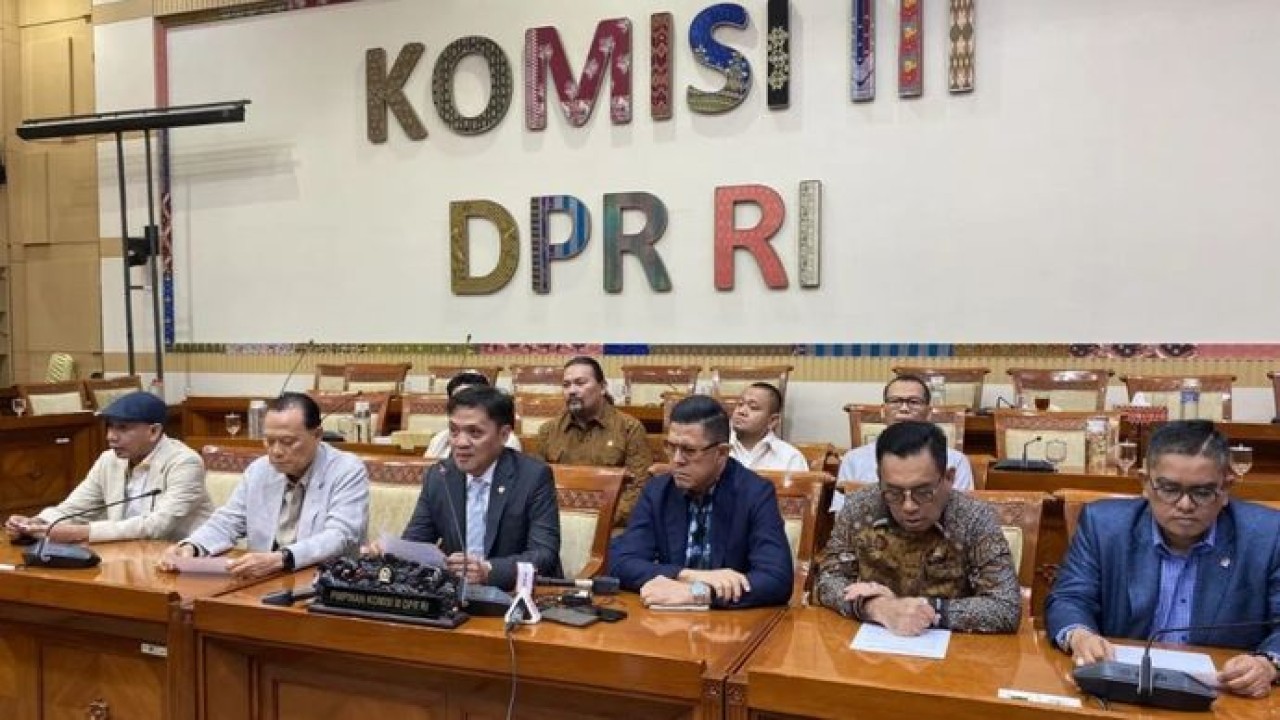 Pimpinan Komisi III DPR menyampaikan keterangan kepada pers terkait dugaan korupsi batu bara di Gedung DPR, Jakarta, Kamis, 9 Juli 2026. (Antara)