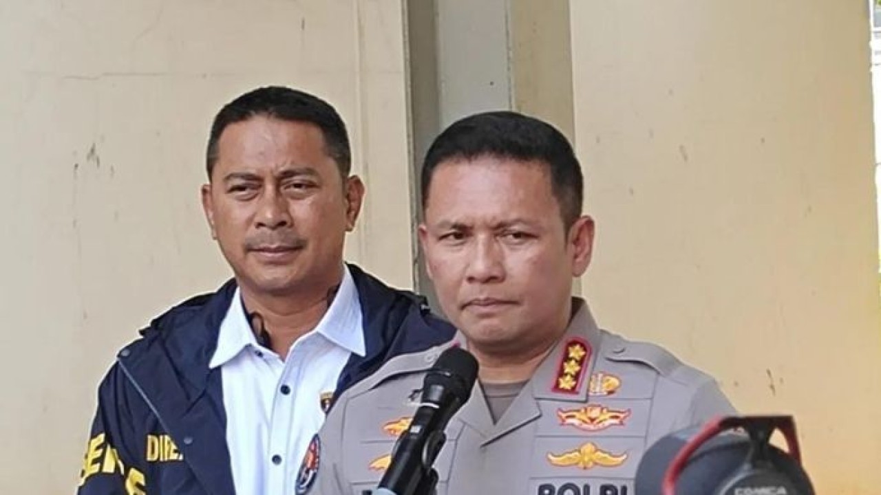 Ditreskrimsus Polda Metro Jaya, Kombes Pol Victor D Mackbon (kiri) bersama Kabid Humas Polda Metro Jaya, Kombes Pol Budi Hermanto (Antara)