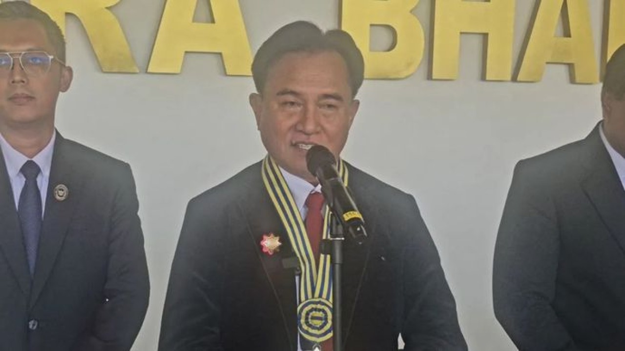 Menteri Koordinator Bidang Hukum, HAM, Imigrasi, dan Pemasyarakatan (Menko Kumham Imipas), Yusril Ihza Mahendra saat memberikan keterangan kepada awak media di Sumedang, Jawa Barat, pada Senin, 13 Juli 2026. (Antara)