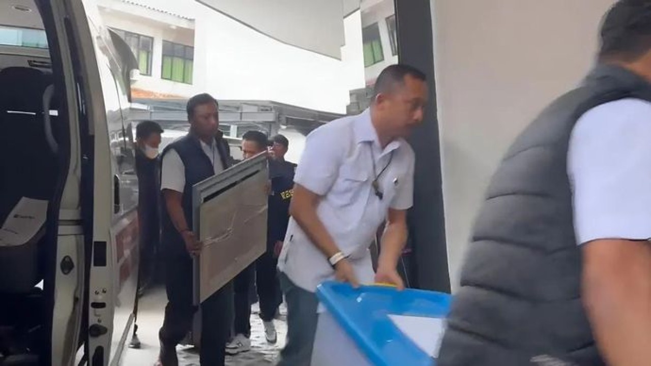Penyidik Polri membawa barang bukti tiga kasus korupsi ke dalam Gedung Jampidsus Kejagung, Jakarta, Rabu, 15 Juli 2026 (Antara)