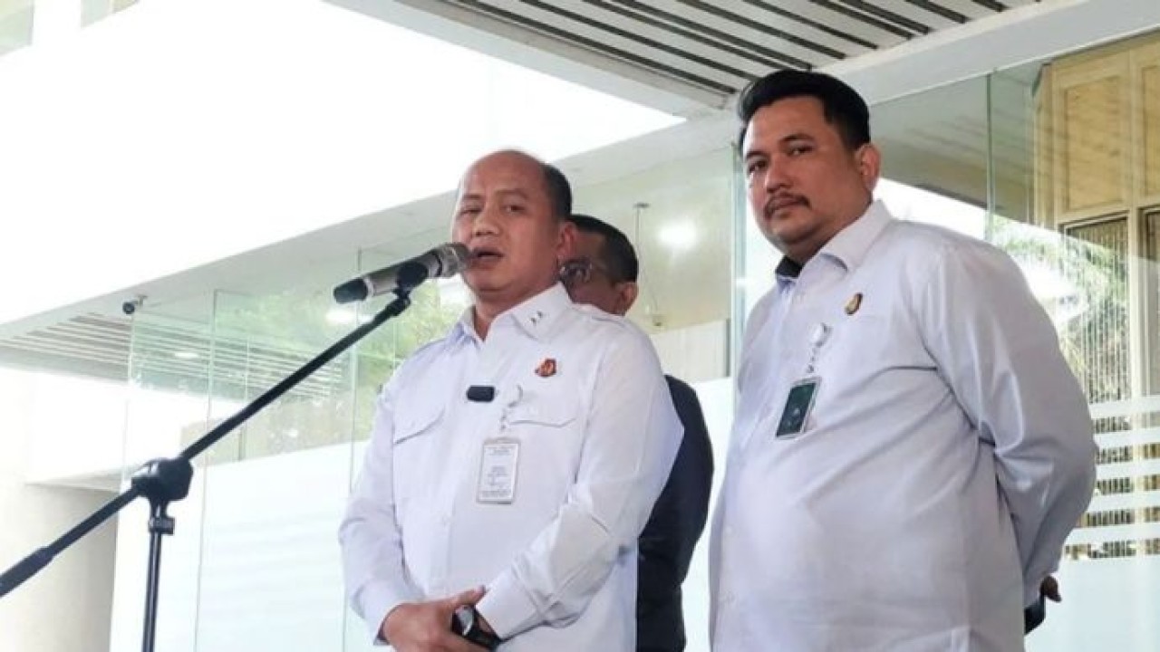 Kepala Pusat Penerangan Hukum (Kapuspenkum) Kejagung Anang Supriatna (kiri) memberikan keterangan pers di Gedung Kejagung, Jakarta, Rabu, 15 Juli 2026. (Antara)