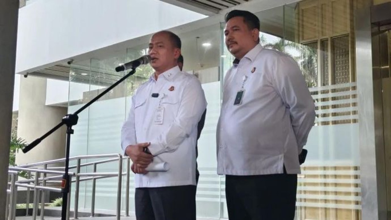 Kepala Pusat Penerangan Hukum (Kapuspenkum) Kejagung Anang Supriatna (kiri) memberikan keterangan pers di Gedung Kejagung, Jakarta (Antara)
