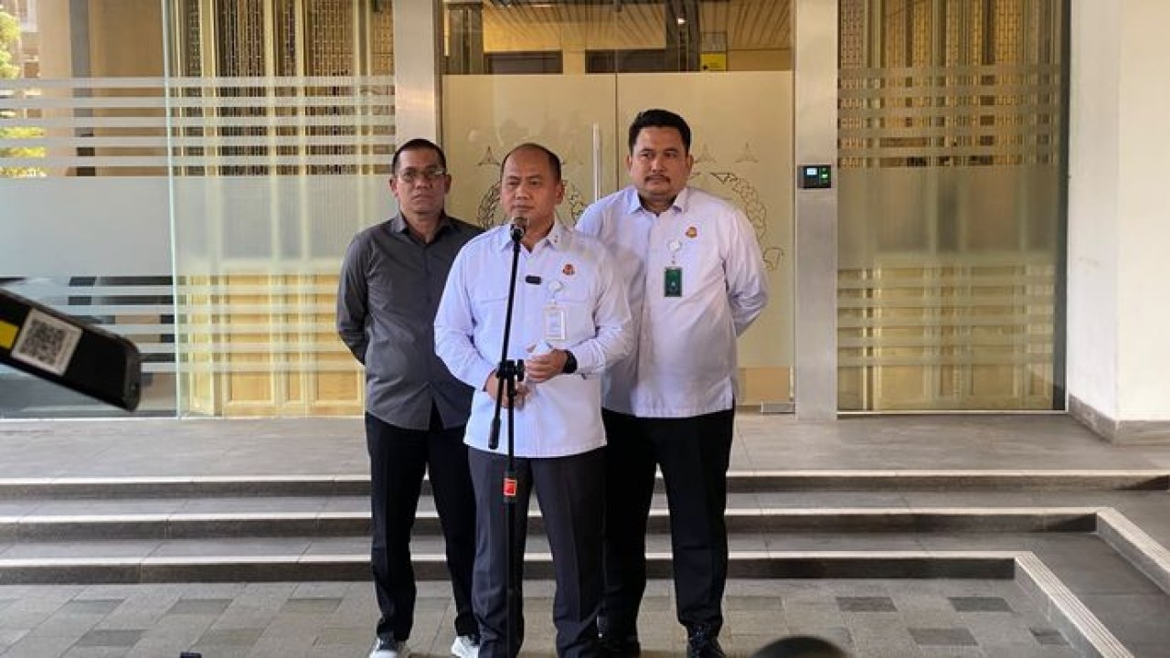 Kepala Pusat Penerangan Hukum (Kapuspenkum) Kejagung Anang Supriatna (kiri) memberikan keterangan pers di Gedung Kejagung, Jakarta. (Kejagung)